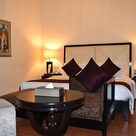 Ramada Plaza By Wyndham Karachi Airport Hotel Εξωτερικό φωτογραφία A bedroom at the Taj Bengal