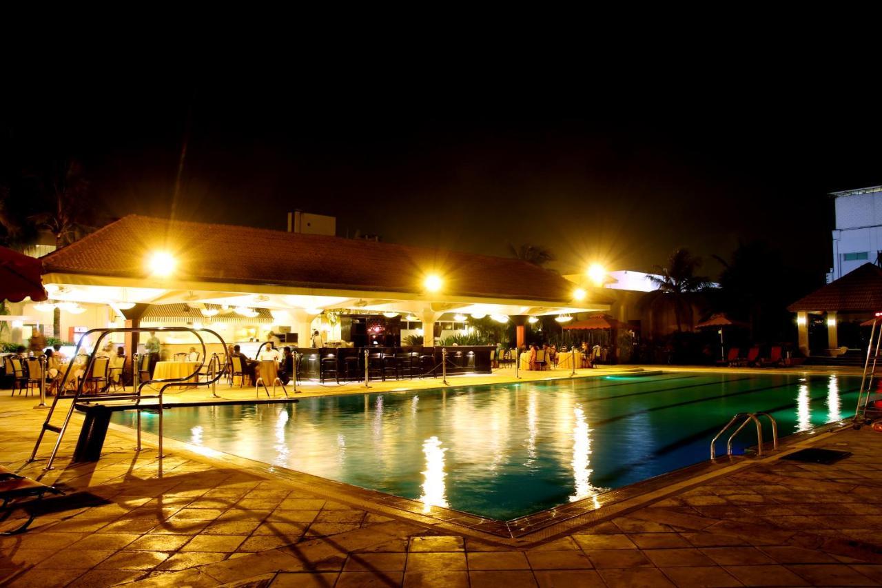 Ramada Plaza By Wyndham Karachi Airport Hotel Εξωτερικό φωτογραφία The pool at the hotel
