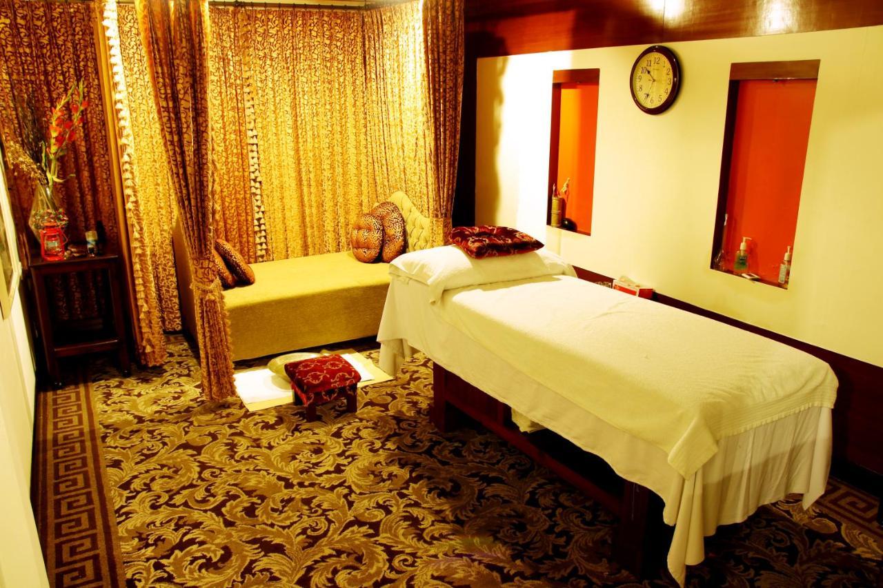 Ramada Plaza By Wyndham Karachi Airport Hotel Εξωτερικό φωτογραφία A massage room at a spa