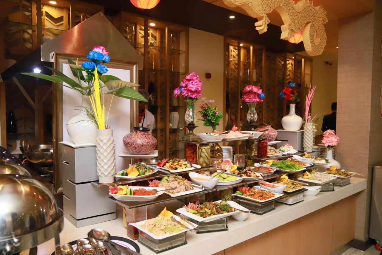 Ramada Plaza By Wyndham Karachi Airport Hotel Εξωτερικό φωτογραφία A buffet at a hotel