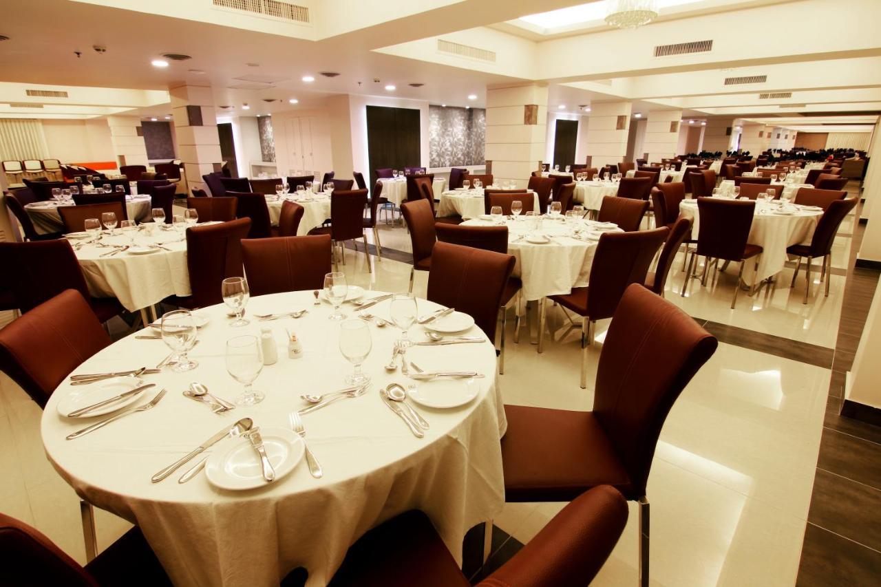 Ramada Plaza By Wyndham Karachi Airport Hotel Εξωτερικό φωτογραφία The dining room at the 2011 World Economic Forum on the Middle East, Africa and India