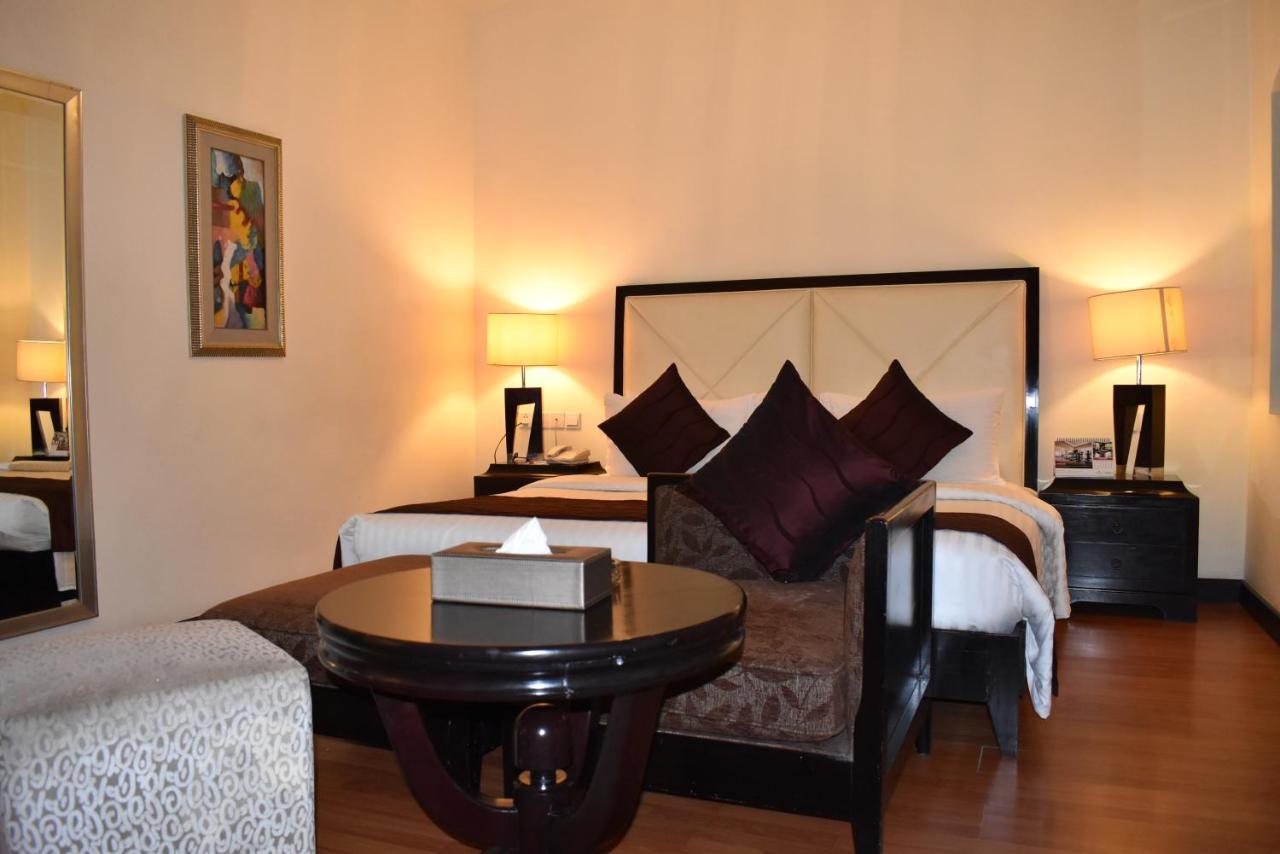 Ramada Plaza By Wyndham Karachi Airport Hotel Εξωτερικό φωτογραφία A bedroom at the Taj Bengal
