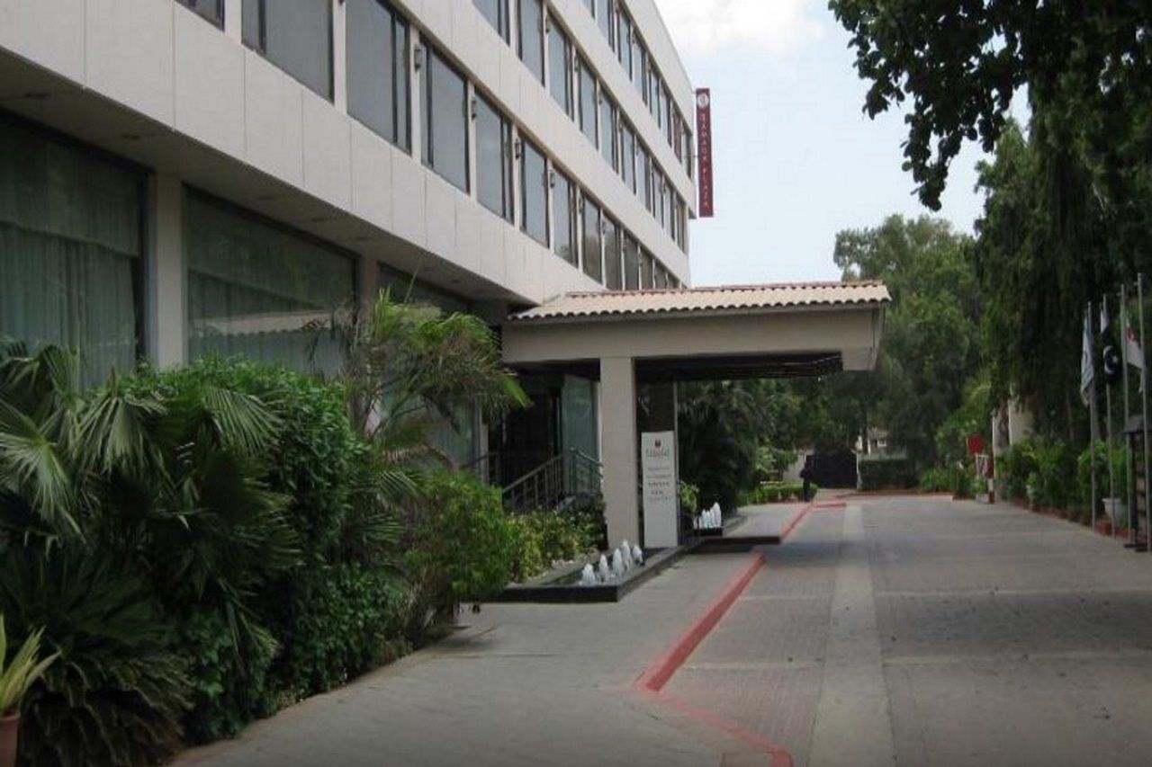 Ramada Plaza By Wyndham Karachi Airport Hotel Εξωτερικό φωτογραφία The hotel's entrance