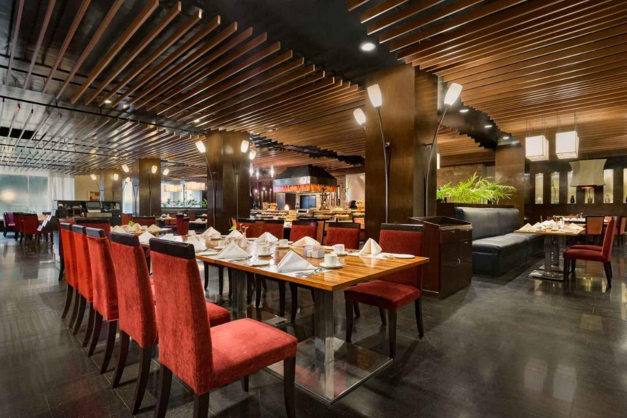 Ramada Plaza By Wyndham Karachi Airport Hotel Εξωτερικό φωτογραφία The interior of the restaurant