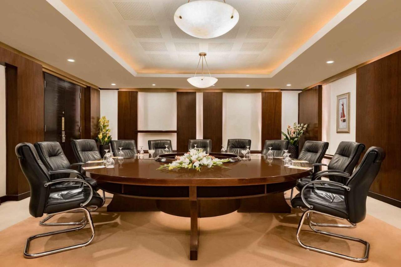 Ramada Plaza By Wyndham Karachi Airport Hotel Εξωτερικό φωτογραφία Boardroom at the Four Seasons Hotel, London