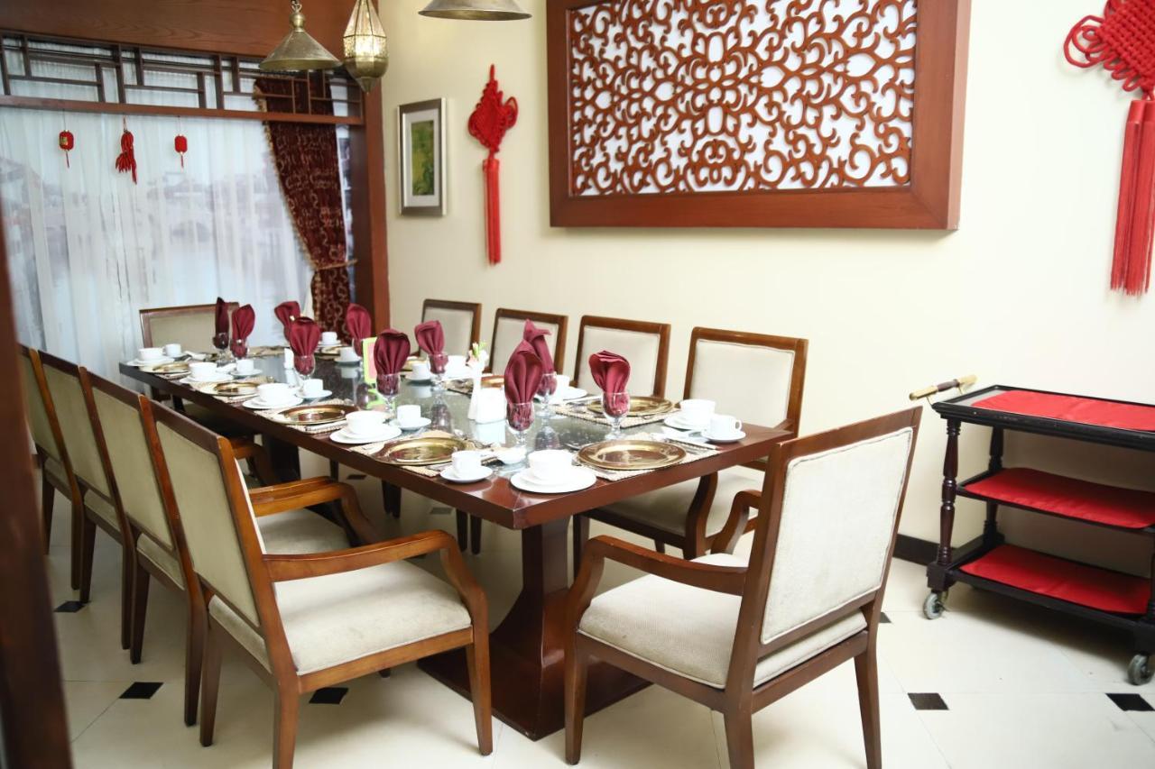 Ramada Plaza By Wyndham Karachi Airport Hotel Εξωτερικό φωτογραφία A dining room in a house in Malaysia