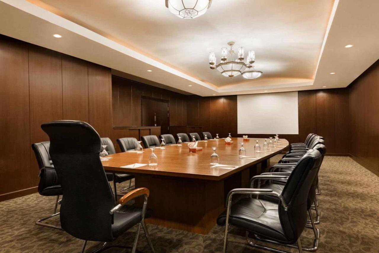 Ramada Plaza By Wyndham Karachi Airport Hotel Εξωτερικό φωτογραφία Boardroom at the Westin