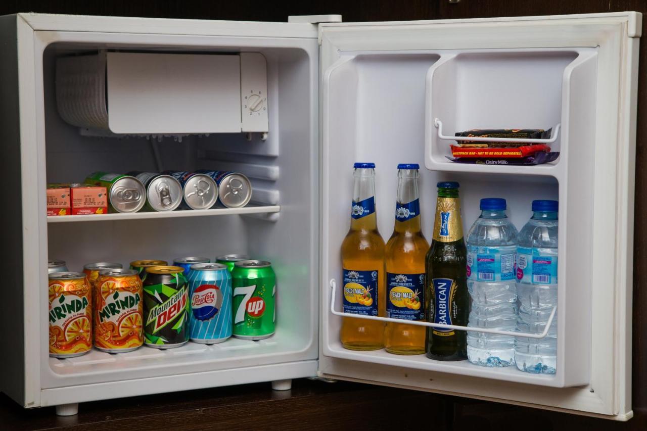 Ramada Plaza By Wyndham Karachi Airport Hotel Εξωτερικό φωτογραφία A mini-fridge