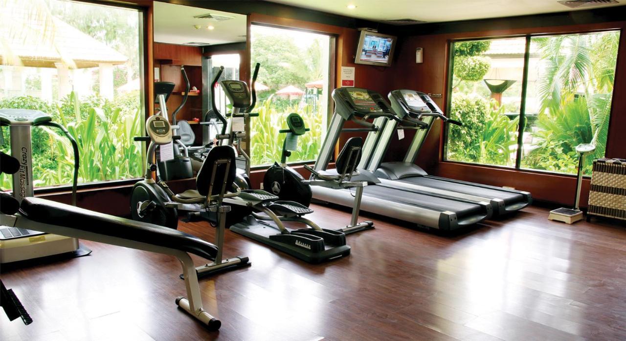 Ramada Plaza By Wyndham Karachi Airport Hotel Εξωτερικό φωτογραφία A gym at a hotel