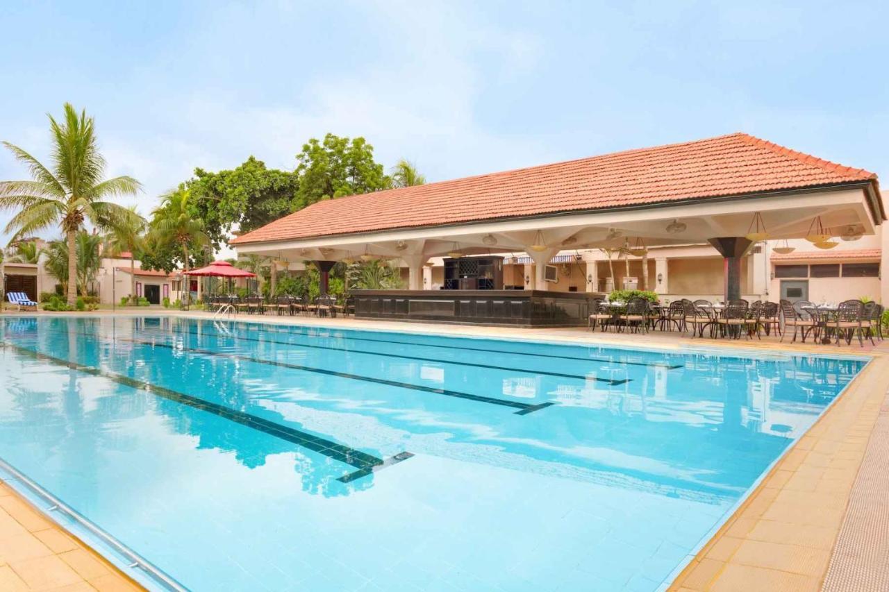 Ramada Plaza By Wyndham Karachi Airport Hotel Εξωτερικό φωτογραφία Swimming pool at the club