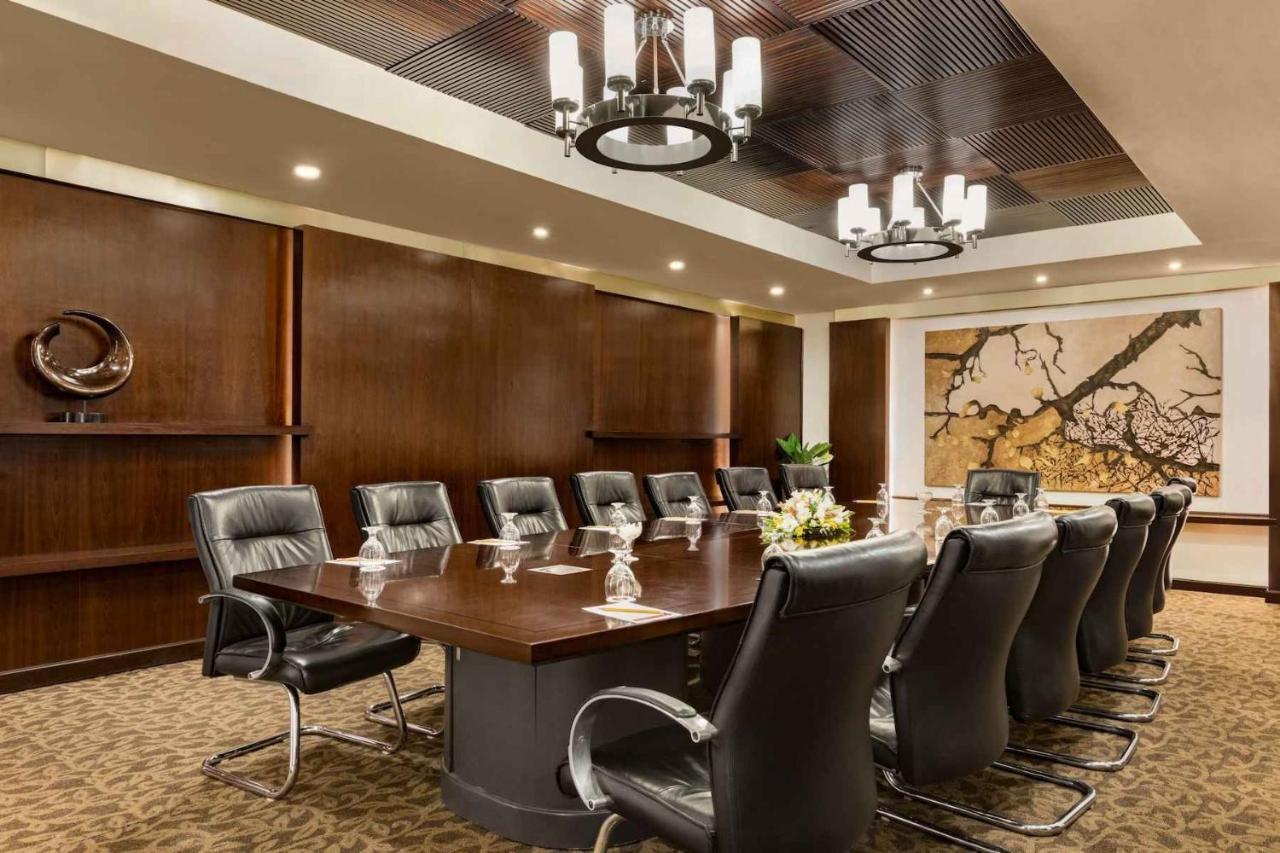 Ramada Plaza By Wyndham Karachi Airport Hotel Εξωτερικό φωτογραφία Boardroom at the Westin Mumbai International